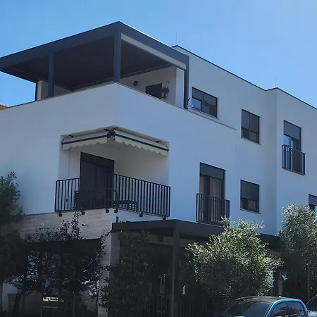 Aura Near The & Center דירה